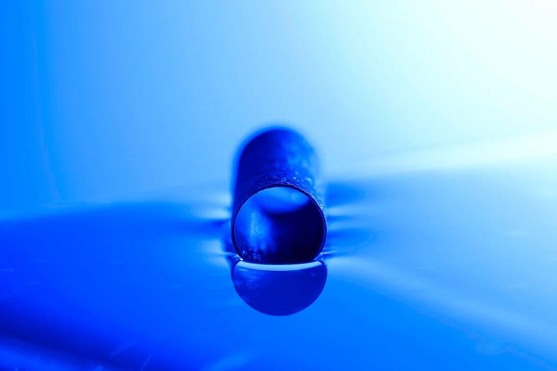 tubos de alumínio com superhidrofobicidade prendem bolhas de ar, segundo testes da University of Rochester, e podem sustentar plataformas para energia das ondas no oceano mesmo após danos, com dúvidas sobre escala e resistência no mar aberto.