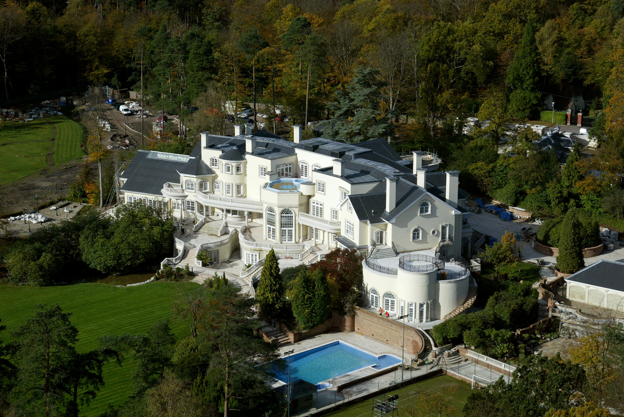 Erguida em 9.000 m² com 103 quartos, 5 piscinas, campo de golfe de 18 buracos e avaliada em até £70 milhões, a Updown Court é uma das maiores e mais luxuosas mansões da Europa
