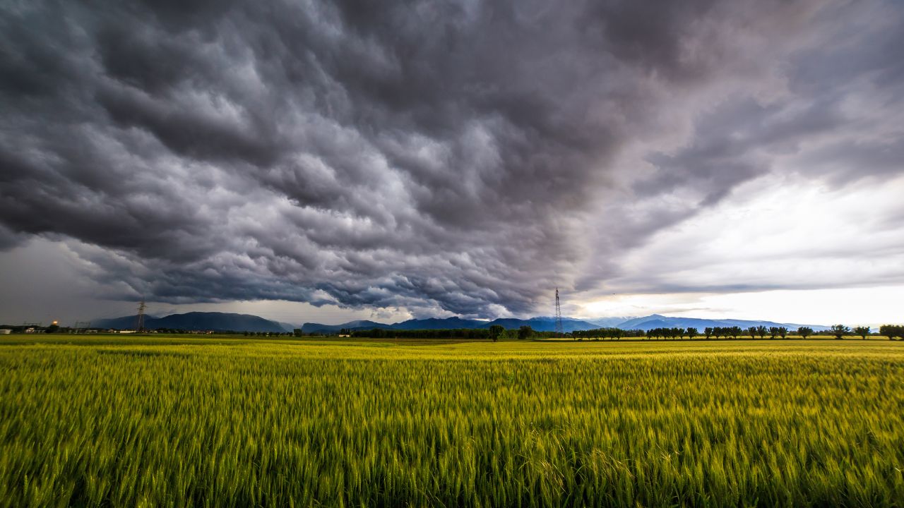 Chuvas intensas colocam Sudeste e Centro-Oeste em alerta. Previsão indica acumulados elevados, risco de tempestades e transtornos até quarta-feira.