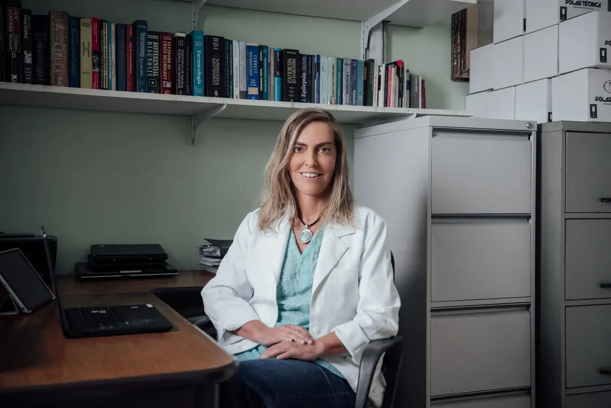 Tatiana Coelho de Sampaio em seu laboratório na UFRJ, pesquisadora responsável pelo desenvolvimento da polilaminina para estudos sobre lesões medulares