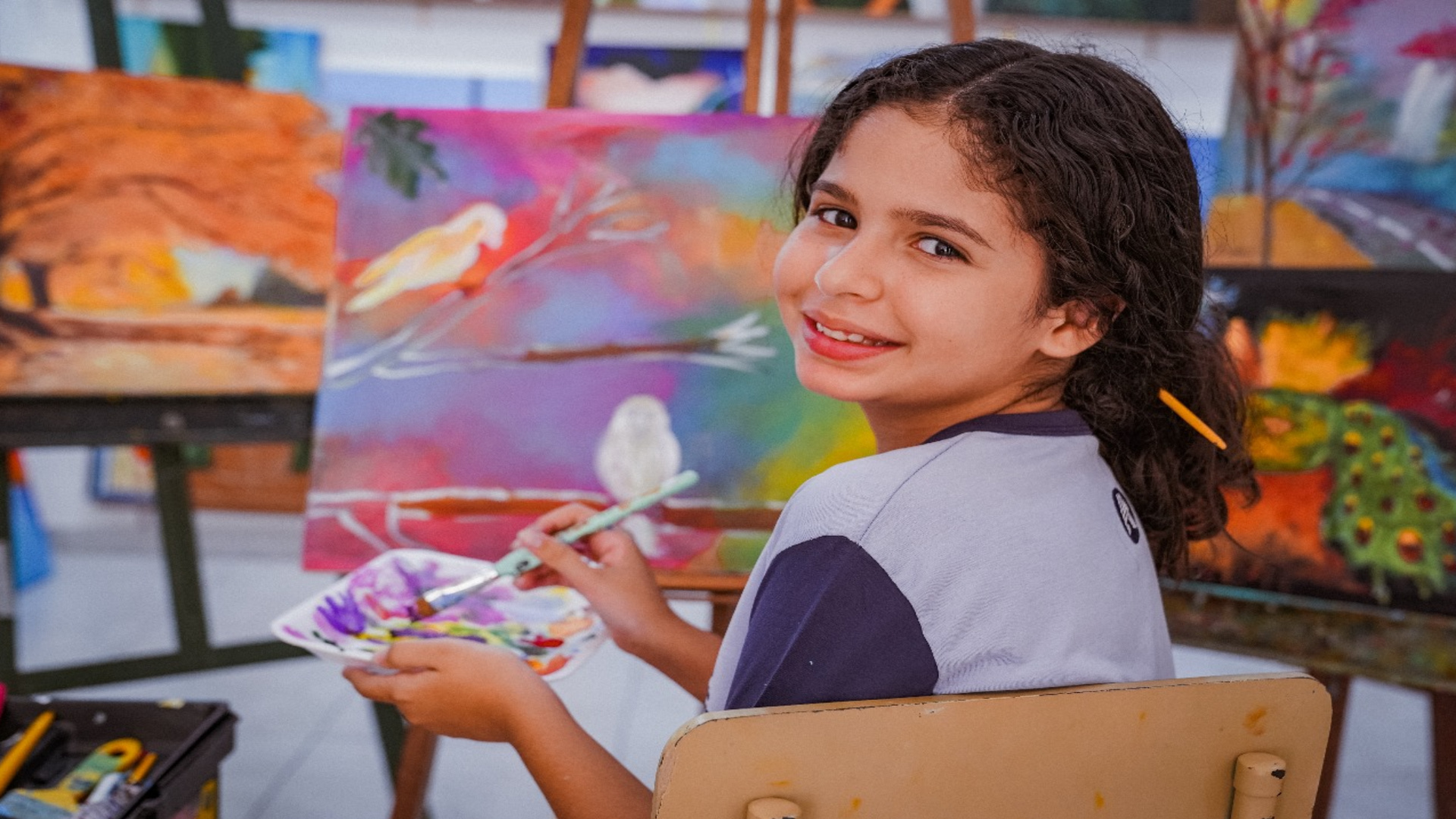 Sophia Helena pintando quadro em ateliê antes de exposição no Louvre