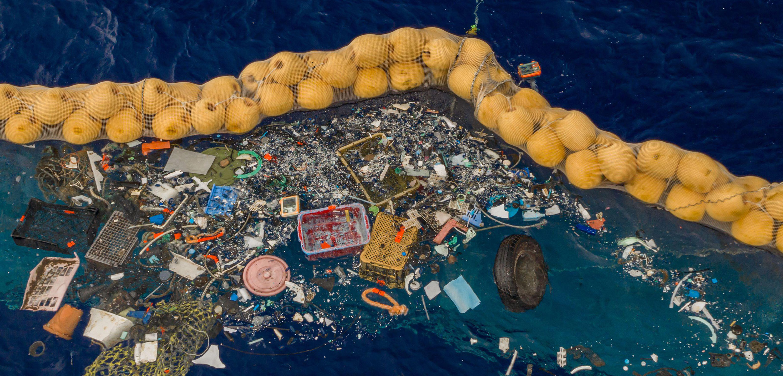 Inventor holandês removeu 50 milhões de kg de plástico do oceano em 12 anos: jovem criou aos 18 anos um dispositivo com barreira flutuante de 2,5 km que usa correntes naturais para concentrar lixo, já limpou 10% da Grande Mancha de Lixo do Pacífico e projeta limpar tudo em 5 anos