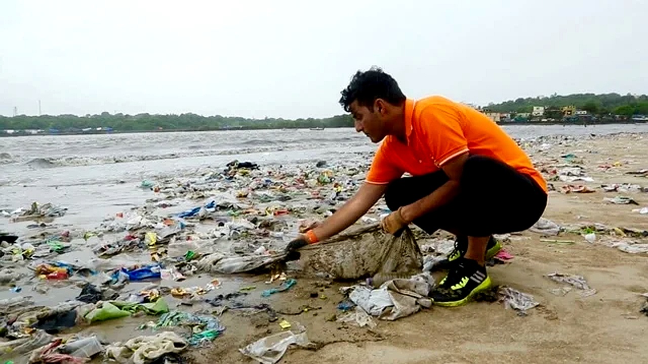 Após remover mais de 9 milhões de quilos de lixo à mão, advogado indiano transformou uma das praias mais poluídas e criou a maior limpeza costeira já registrada