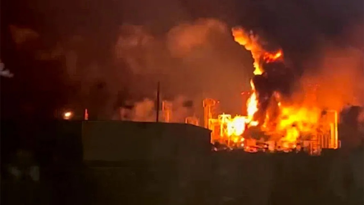 Ataque com drones atinge refinaria de petróleo em Velikiye Luki, provoca incêndio em depósito de combustível e amplia tensão entre Rússia e Ucrânia após negociações consideradas difíceis em Genebra.