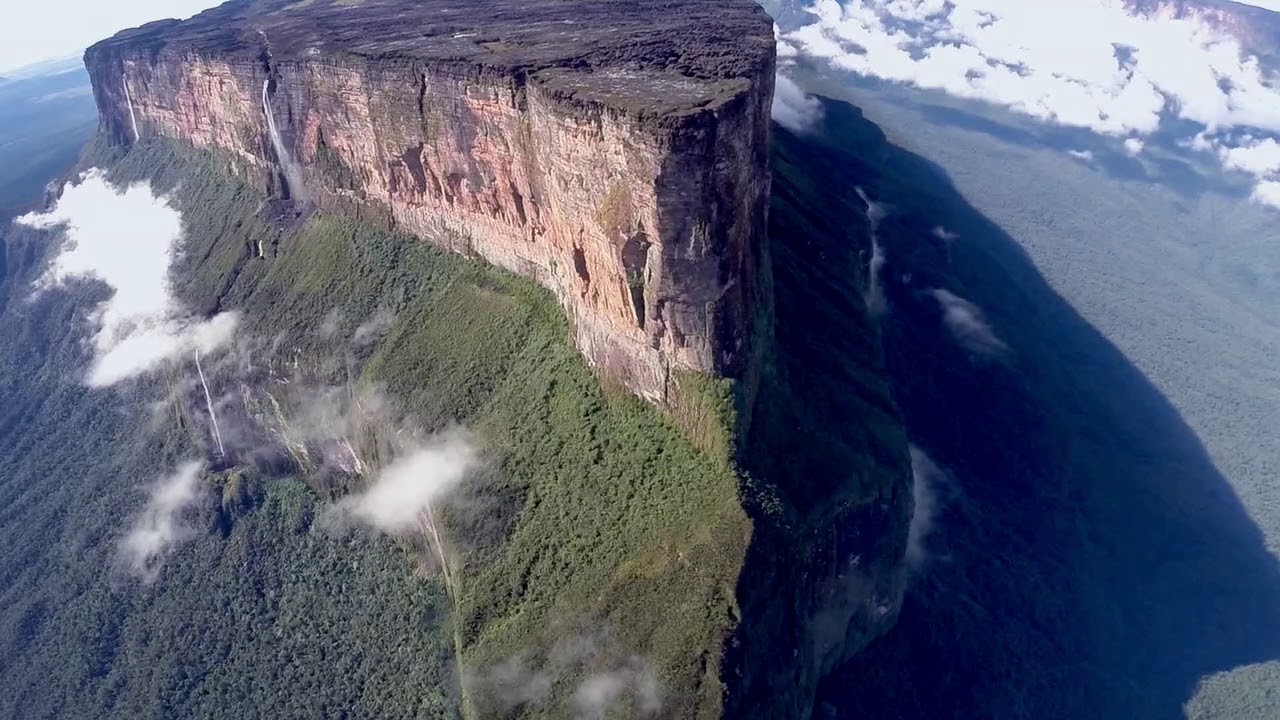 O lugar mais antigo da Terra: montanha brasileira de 2.810 metros e cerca de 2 bilhões de anos onde é possível enxergar três países ao mesmo tempo acima das nuvens e caminhar sobre rochas que guardam um “mundo perdido”