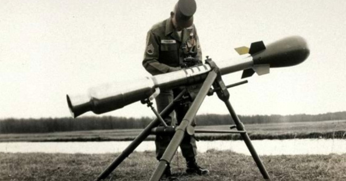Com ogiva nuclear equivalente a Hiroshima, alcance inferior a 4 km e risco letal para o próprio operador, o M-388 Davy Crockett foi o míssil portátil que colocou armas nucleares literalmente nas mãos da infantaria dos EUA durante a Guerra Fria