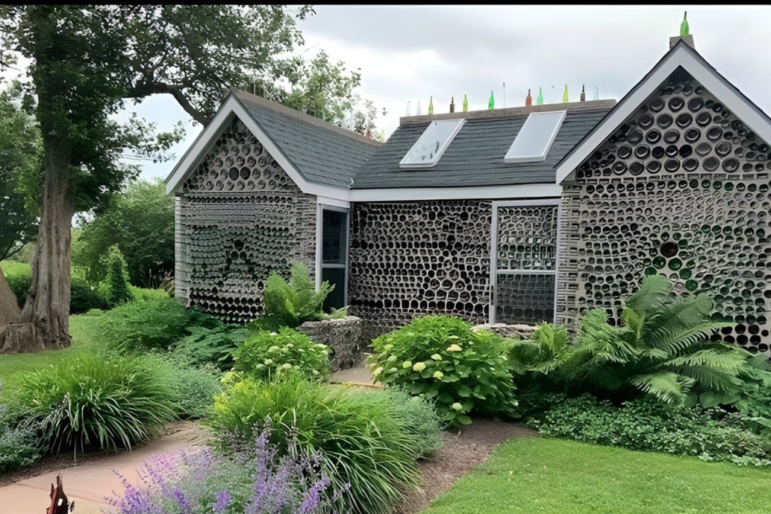 Homem utiliza mais de 25 mil garrafas de vidro recicladas, ergue três casas inteiras com paredes translúcidas no Canadá e transforma lixo urbano em atração arquitetônica permanente que recebe visitantes há mais de 40 anos