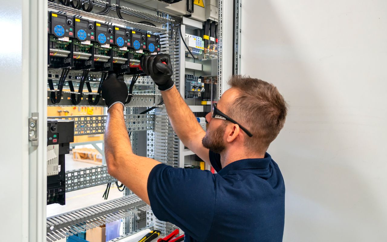 Salário de eletricista em 2026: veja quanto ganha um profissional CLT, predial, industrial e automotivo. Confira médias salariais, variações por área e experiência.