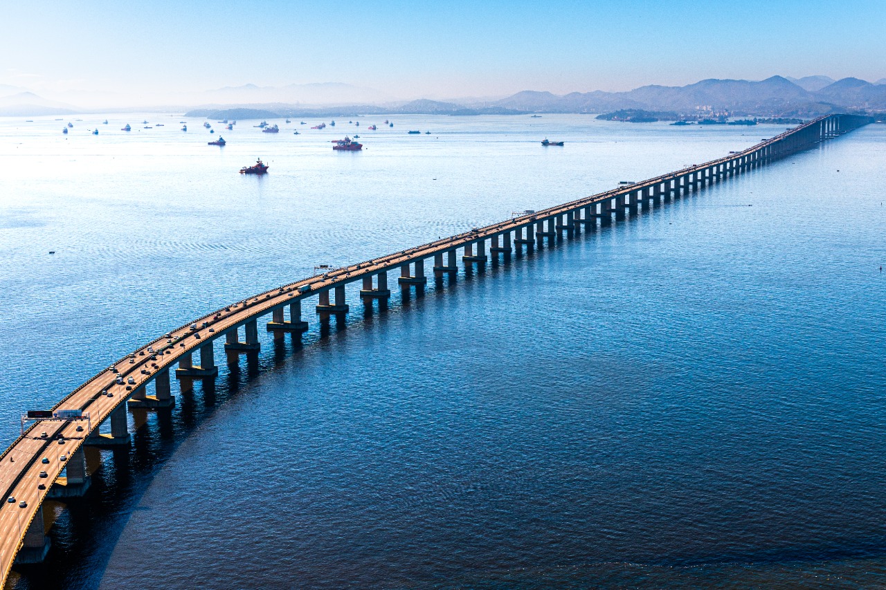 Ponte Rio-Niterói mantém um vão central de 300 metros e é citada como recorde em engenharia. Entenda o que torna a estrutura única. (Imagem: Reprodução)