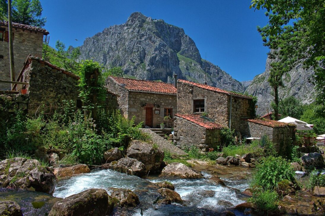 Espanha revela como geografia, interior, população e montanhas ajudam a explicar o vazio demográfico em vastas áreas do país, mesmo com posição estratégica entre Atlântico e Mediterrâneo.