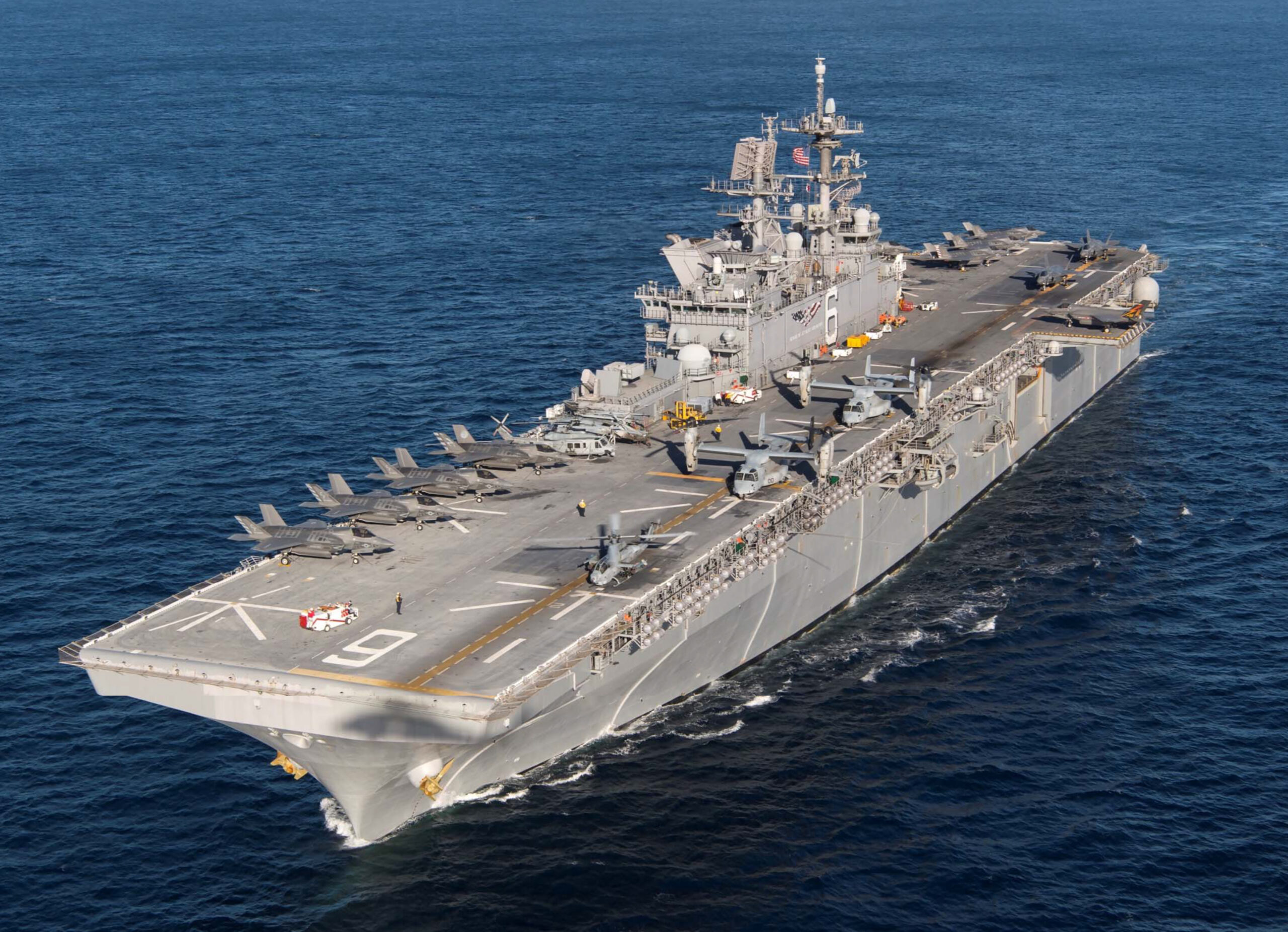 Gigante de 45 mil toneladas capaz de lançar caças F-35B e transportar mais de 1.600 fuzileiros navais, a classe America funciona como uma verdadeira base aérea flutuante da Marinha dos Estados Unidos