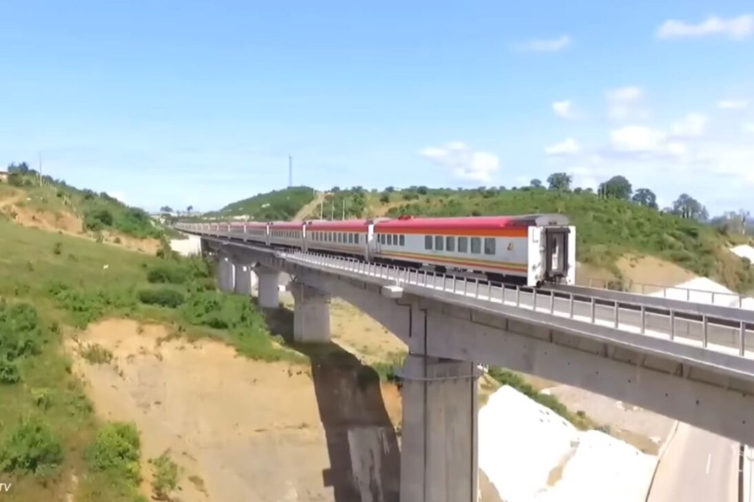 A ferrovia do Quênia financiada pela China entre Mombasa e Nairobi mudou a logística da África Oriental, mas abriu um debate duro sobre dívida, expansão regional e retorno econômico.