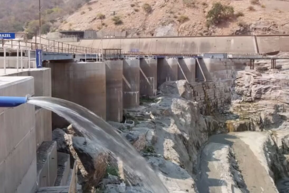 A maior barragem da África em Kariba no rio Zambeze sofre com concreto e erosão, elevando o risco para milhões.