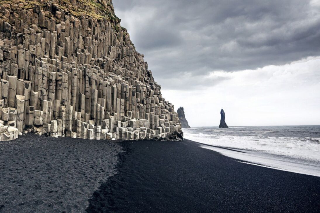Reynisfjara, a praia de areia negra da Islândia e cenário de Game of Thrones, esconde ondas traiçoeiras que já mataram turistas distraídos.