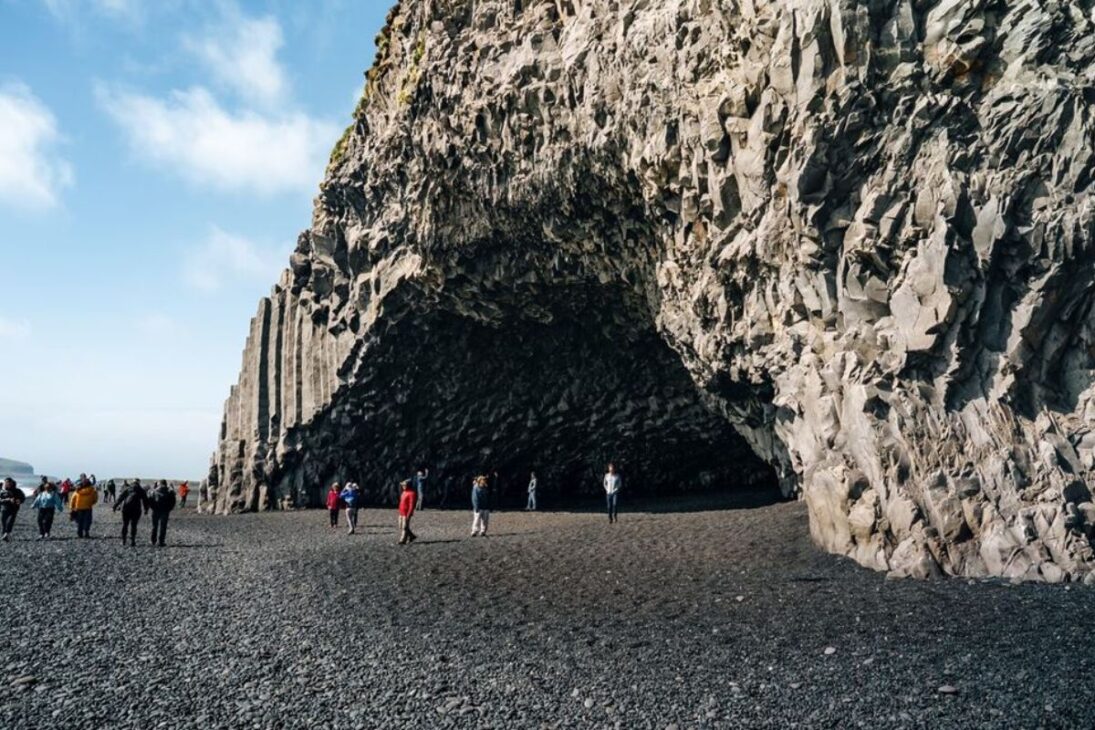 Reynisfjara, a praia de areia negra da Islândia e cenário de Game of Thrones, esconde ondas traiçoeiras que já mataram turistas distraídos.