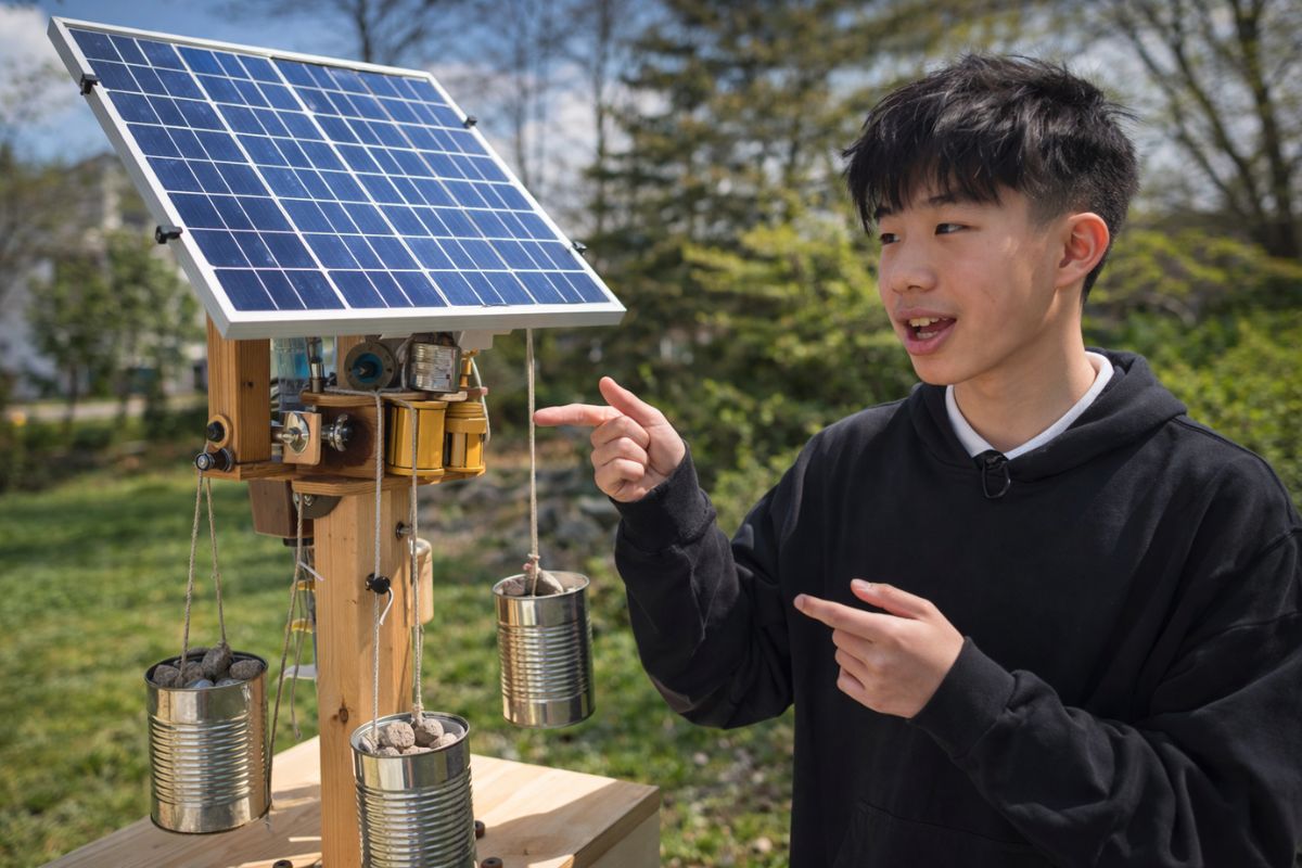Aluno de 12 anos cria rastreador solar com peças recicladas por menos de 25 dólares e aumenta a eficiência da energia solar em 20%. Campeão de STEM. imagem: ilustrativa