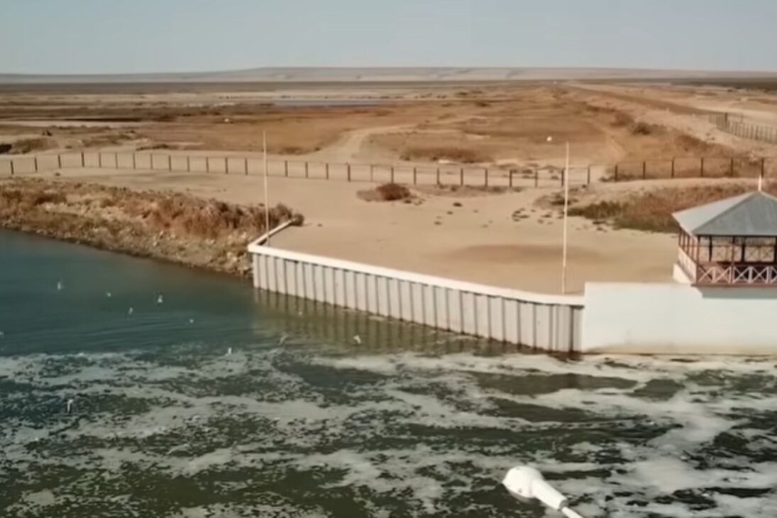 Barragem no Mar de Aral reteve água no Aral do Norte, derrubou a salinidade e ajudou a recuperar a pesca.