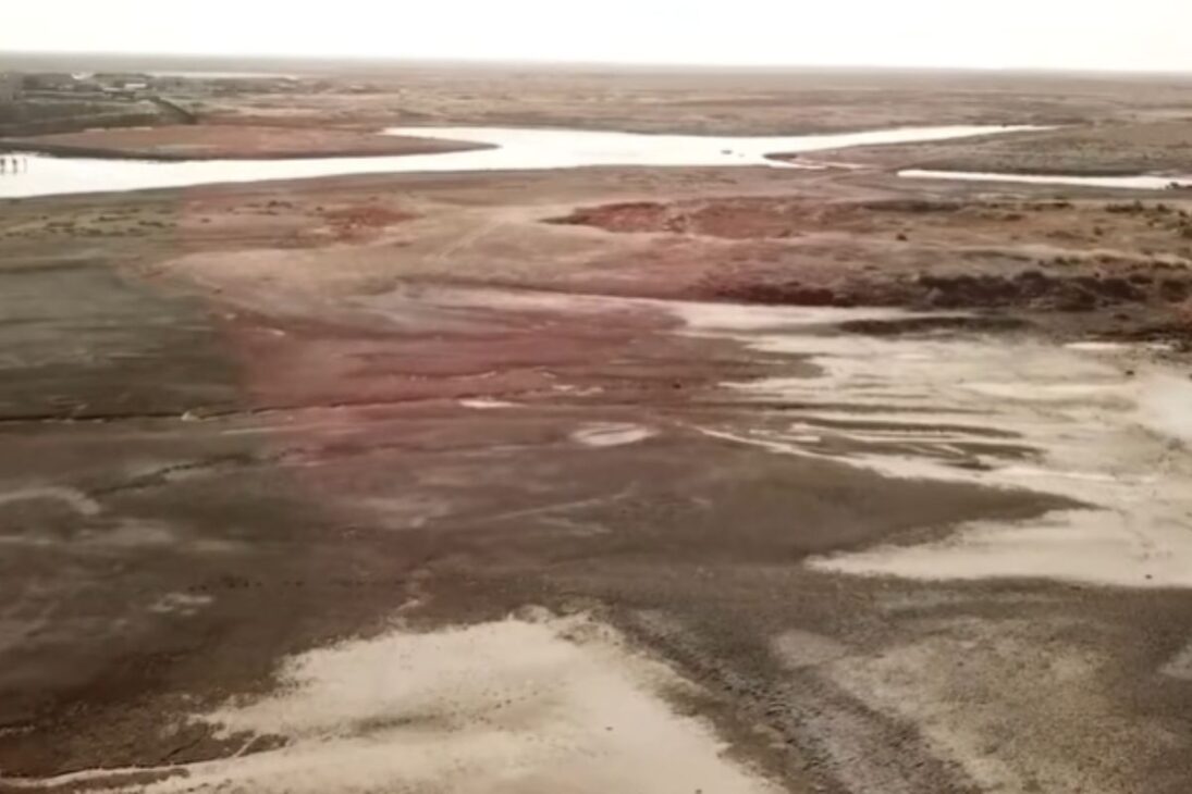 Barragem no Mar de Aral reteve água no Aral do Norte, derrubou a salinidade e ajudou a recuperar a pesca.
