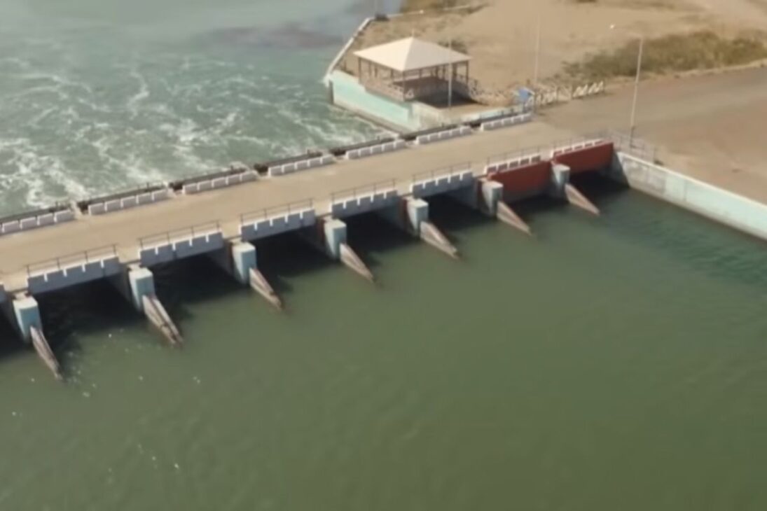 Barragem no Mar de Aral reteve água no Aral do Norte, derrubou a salinidade e ajudou a recuperar a pesca.