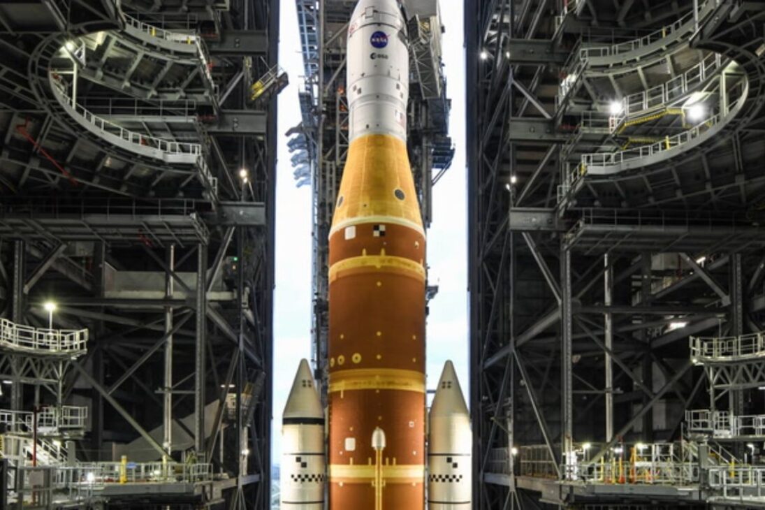 O foguete de 98 metros da NASA voltou à plataforma de lançamento para a missão Artemis II, que levará astronautas ao redor da Lua no início de abril de 2026.