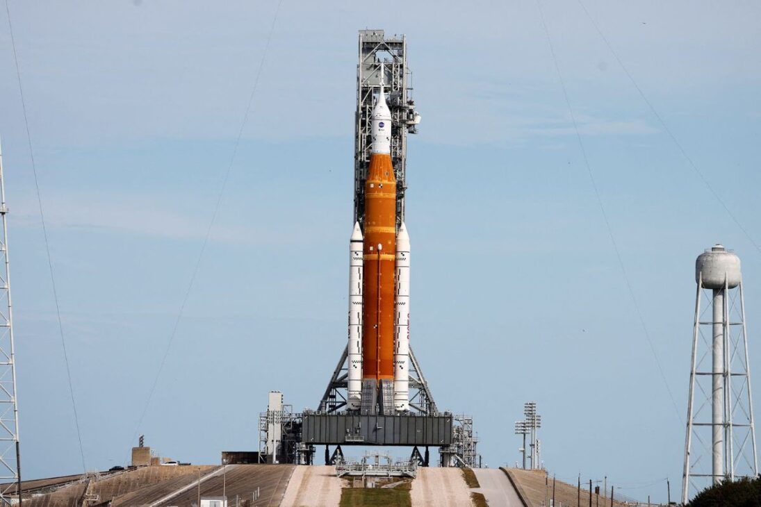 O foguete de 98 metros da NASA voltou à plataforma de lançamento para a missão Artemis II, que levará astronautas ao redor da Lua no início de abril de 2026.