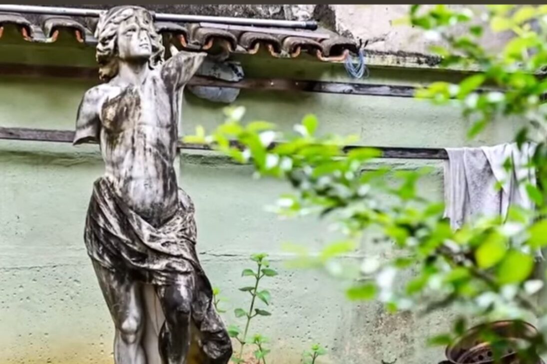Estátua desaparecida: estátua de Hermes volta ao centro de Vitória após anos em Vila Velha, mas sem restauração completa.