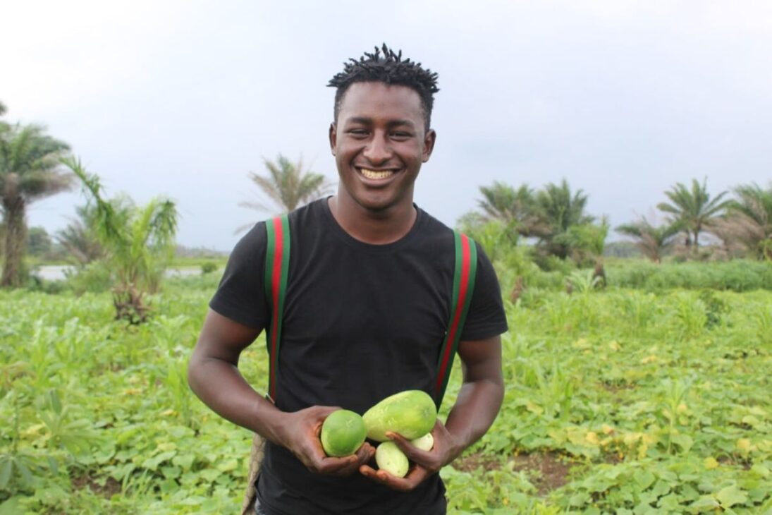 Jovem africano cria em Serra Leoa uma alternativa com cascas de coco e biomassa para reduzir desmatamento, proteger florestas e enfrentar a crise de energia que agravou uma tragédia histórica.