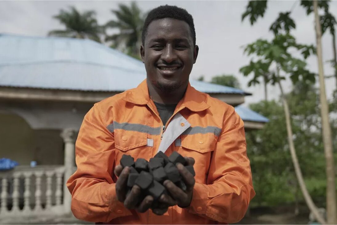 Jovem africano cria em Serra Leoa uma alternativa com cascas de coco e biomassa para reduzir desmatamento, proteger florestas e enfrentar a crise de energia que agravou uma tragédia histórica.