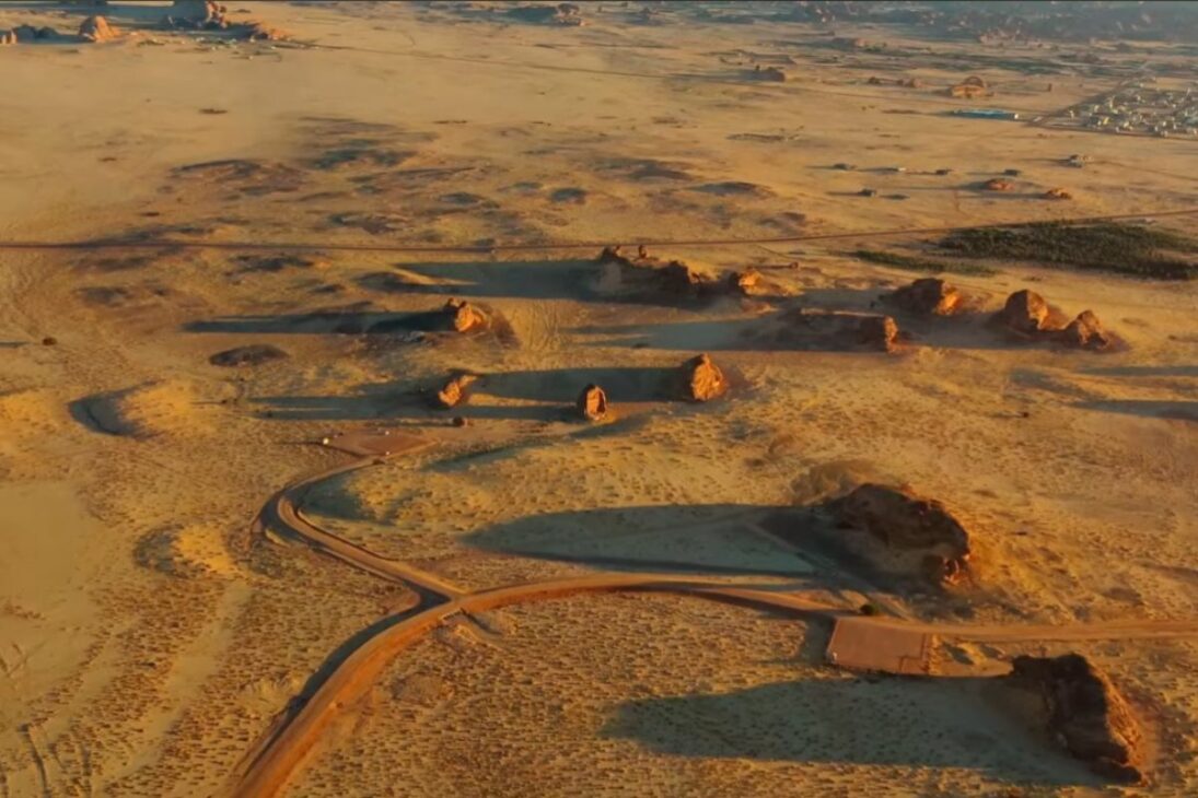 Vale desértico recupera água da chuva, regenera solo e reativa ecossistema em área seca da Arábia Saudita.