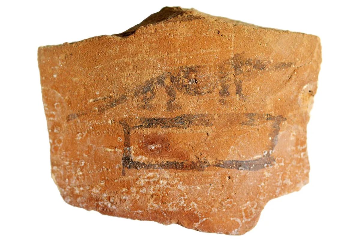 Arqueólogos descobrem 43 mil óstracos no Egito com listas de impostos, desenhos, textos religiosos e anotações do cotidiano que revelam como era a vida antiga em Athribis antes de Cleópatra