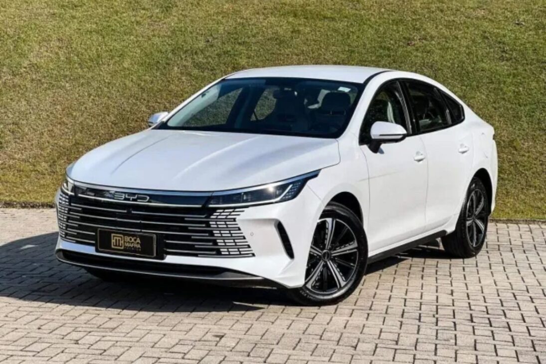 BYD King GL híbrido plug-in para taxistas combina consumo e desconto em proposta voltada a quem roda muito.