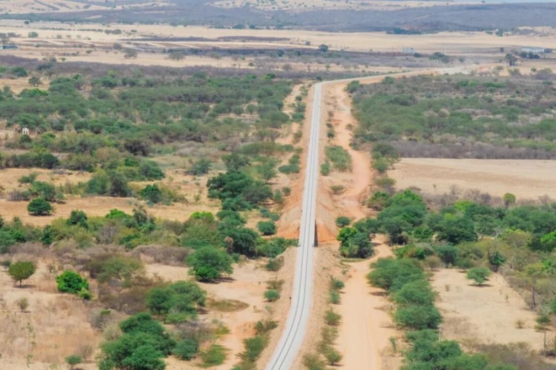 Construção da Ferrovia Transnordestina acelera obras, reforça a ferrovia e promete mudar a logística do Nordeste.