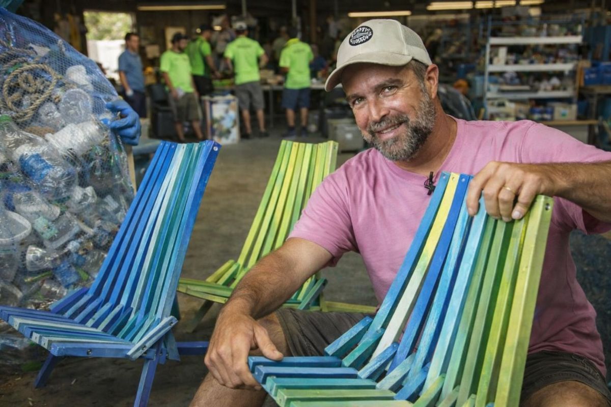 Pescador de Plástico transforma lixo plástico das praias da Flórida em móveis de plástico e cria bancos e cadeiras coloridos em Miami.