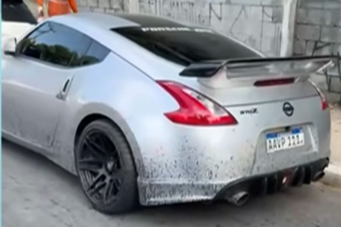Prejuízo enorme: piche atinge Porsche em oficina e expõe medo de desvalorização após vazamento em São Paulo.
