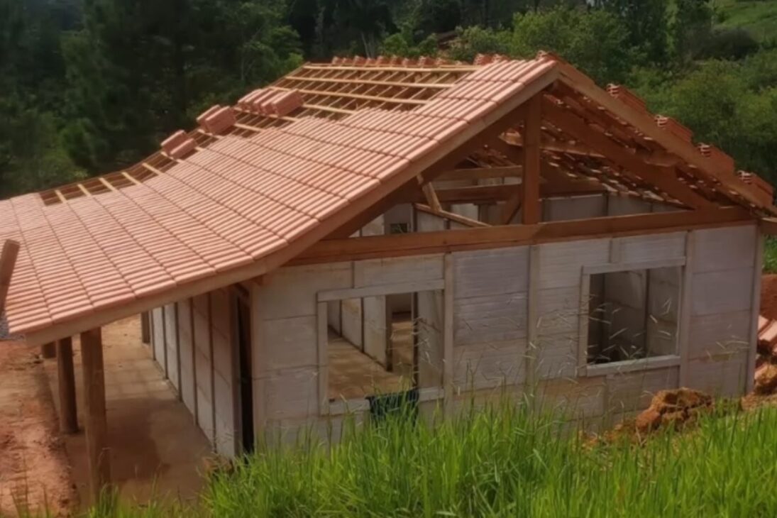 Casa pré-moldada com banheiro pequeno, paredes de concreto, acabamento e comparação com alvenaria: preço, prazo e limites do modelo.