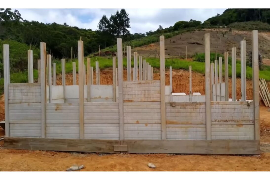 Casa pré-moldada com banheiro pequeno, paredes de concreto, acabamento e comparação com alvenaria: preço, prazo e limites do modelo.