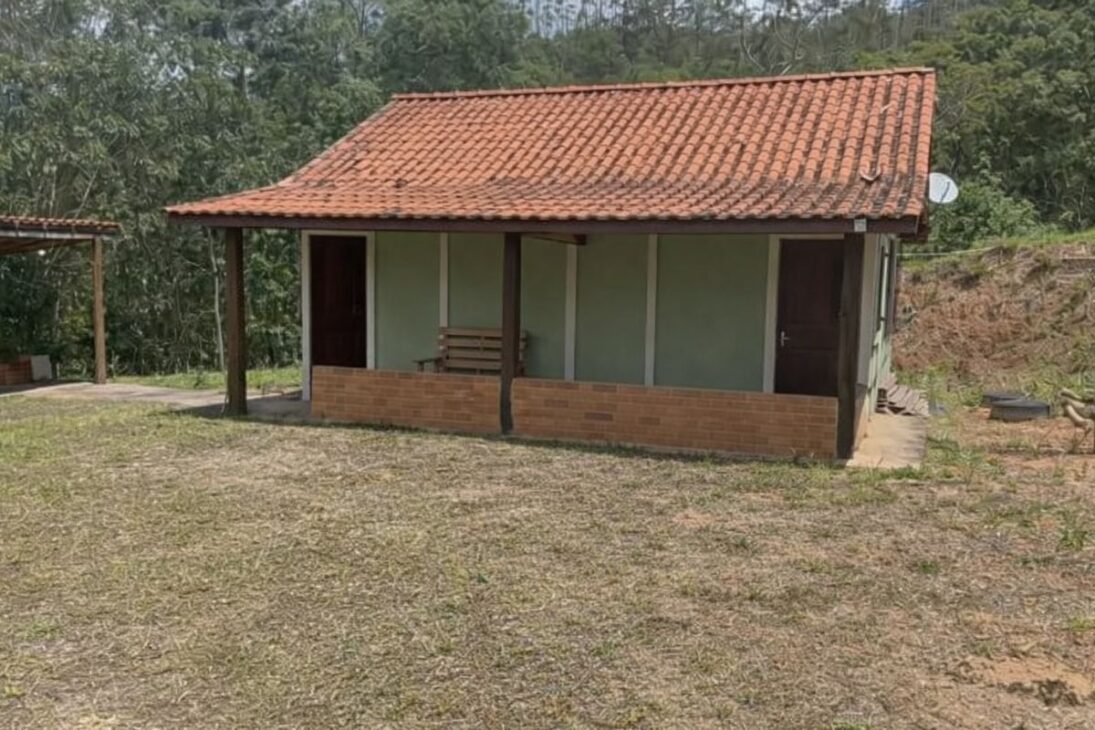 Casa pré-moldada com banheiro pequeno, paredes de concreto, acabamento e comparação com alvenaria: preço, prazo e limites do modelo.