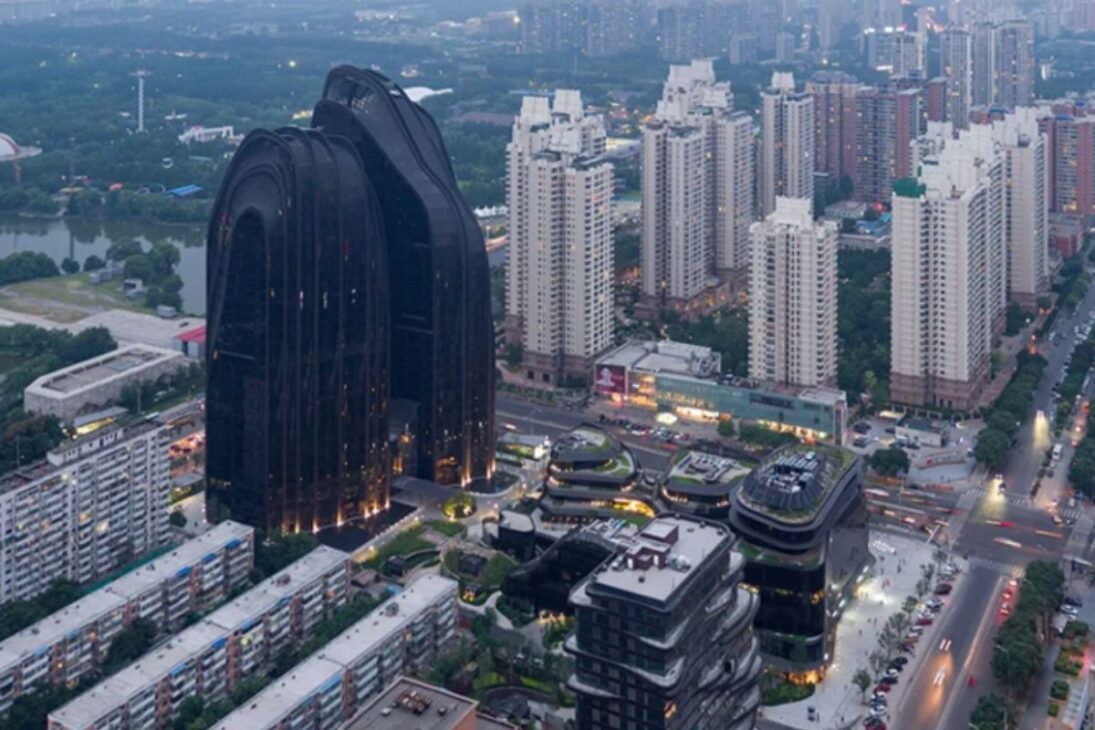 Prédio mais feio do mundo: torre futurista na China usa inspiração em montanhas, arquitetura futurista e tecnologia avançada para surpreender.