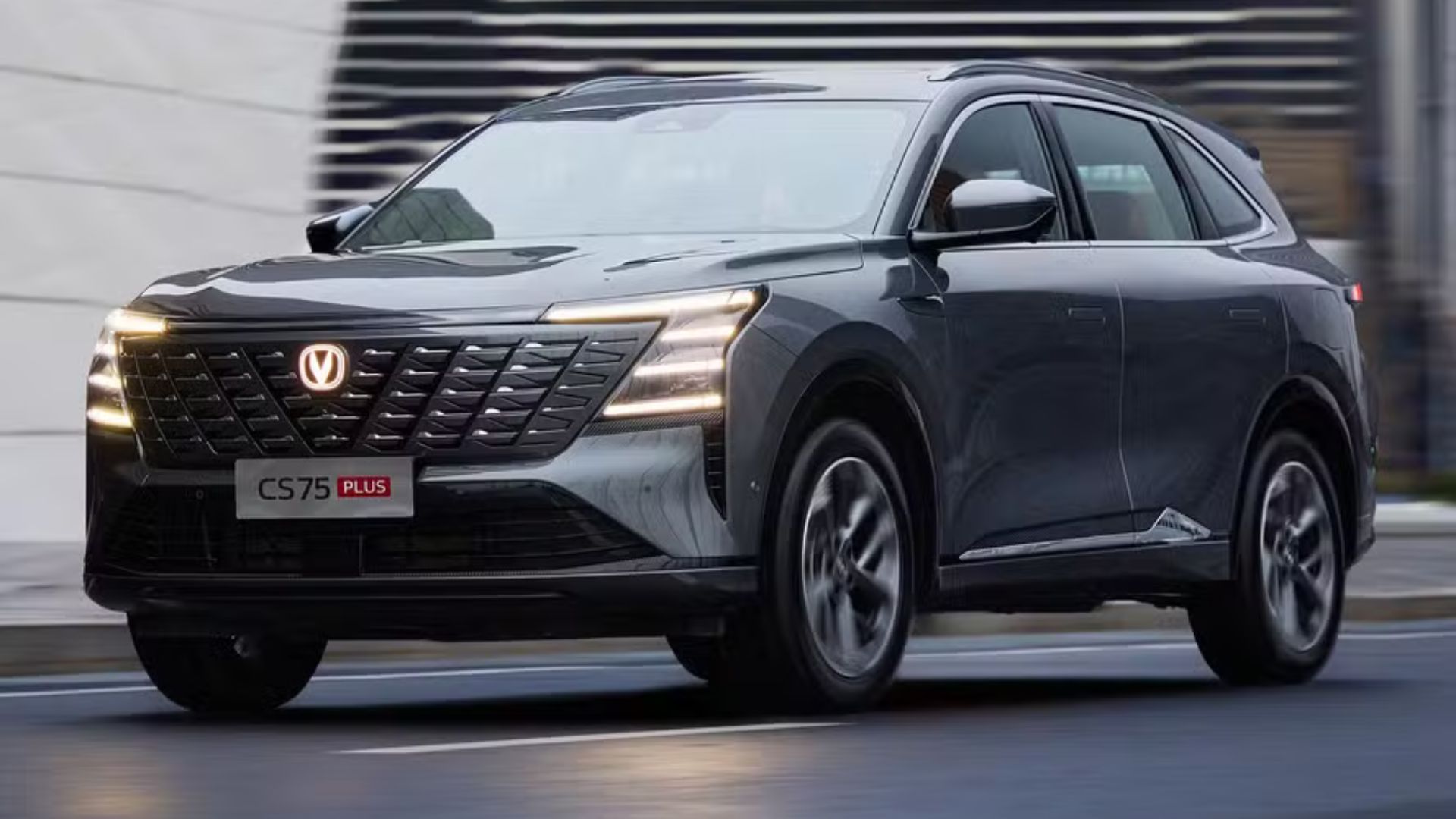 SUV Changan CS75 Plus em movimento em ambiente urbano, destacando design moderno e proposta de carros híbridos com foco em consumo eficiente