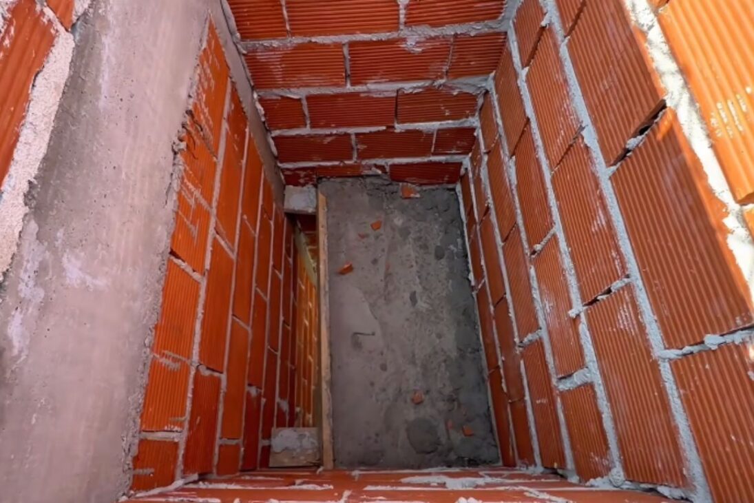Churrasqueira com estrutura, quebra-fumaça, boca da churrasqueira e lenha: veja como a obra foi planejada para a área gourmet.
