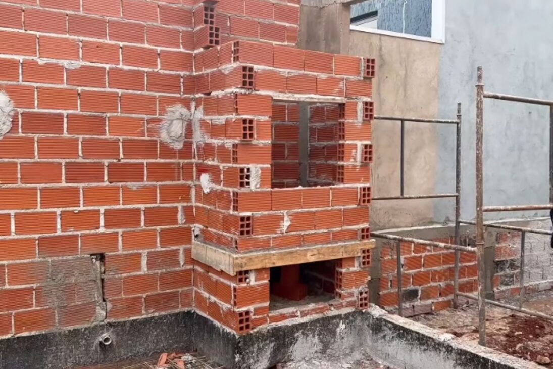 Churrasqueira com estrutura, quebra-fumaça, boca da churrasqueira e lenha: veja como a obra foi planejada para a área gourmet.