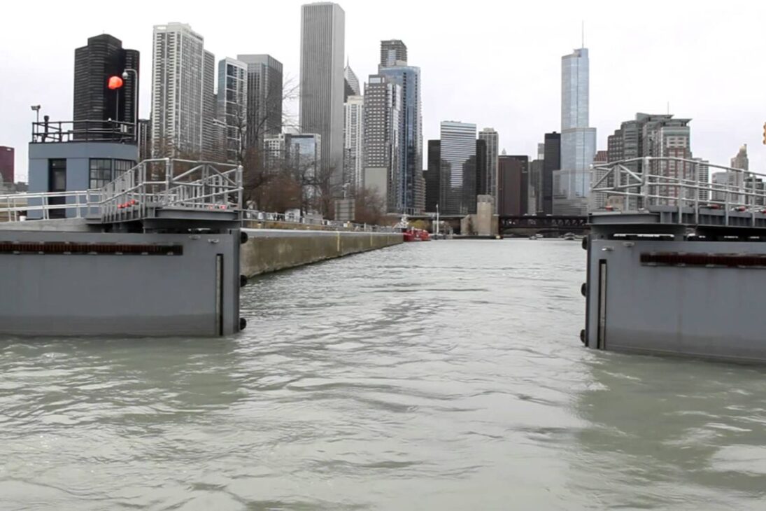 Chicago inverteu o rio Chicago, protegeu o Lago Michigan, abriu um canal e afastou o esgoto, mas a solução sanitária criou consequências ambientais e jurídicas que atravessaram gerações.