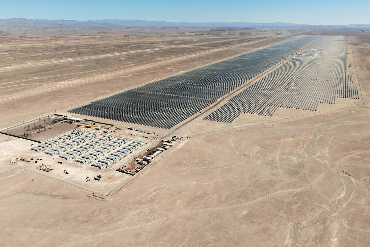 O Chile vai se tornar o maior mercado de baterias per capita do mundo em 2026 com 5,47 GW de armazenamento previstos para entrar em operação até o fim do ano — de 0,5 GWh em 2022 para mais de 10 GWh em 2026.
