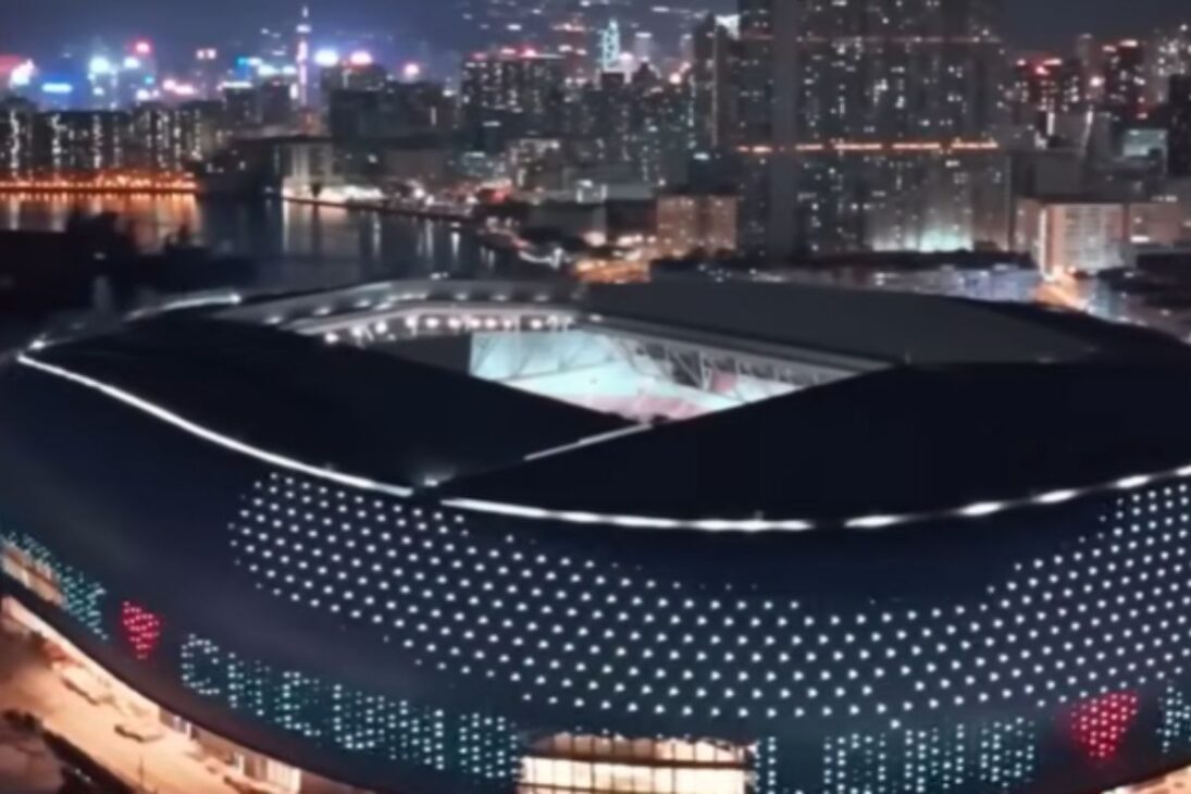 Estádios futuristas com engenharia avançada, teto retrátil, energia solar e estruturas sem colunas elevam o padrão das arenas.