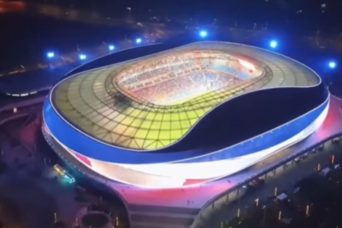 Estádios futuristas com engenharia avançada, teto retrátil, energia solar e estruturas sem colunas elevam o padrão das arenas.