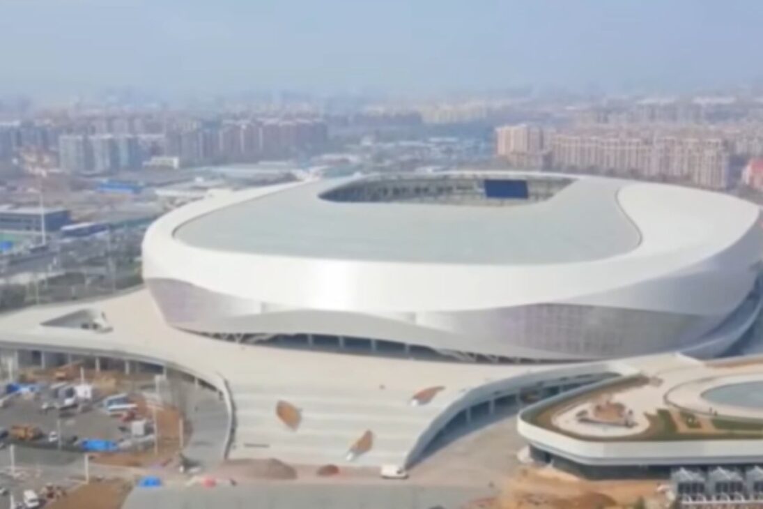 Estádios futuristas com engenharia avançada, teto retrátil, energia solar e estruturas sem colunas elevam o padrão das arenas.