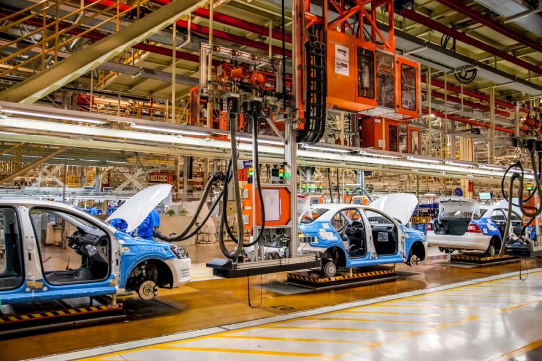 China reage à guerra de preços, aperta montadoras, redireciona exportações e pressiona a indústria automotiva global.
