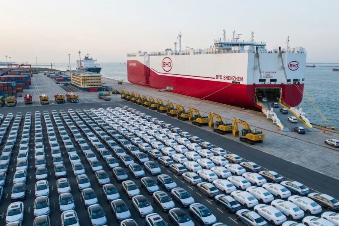China reage à guerra de preços, aperta montadoras, redireciona exportações e pressiona a indústria automotiva global.
