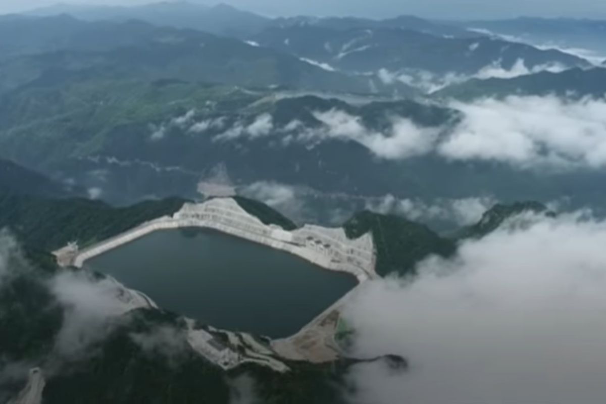 China transforma montanha no Tibete em mega bateria gigante usina hidrelétrica de 2.100 MW vai armazenar energia renovável suficiente para abastecer dois milhões de casas