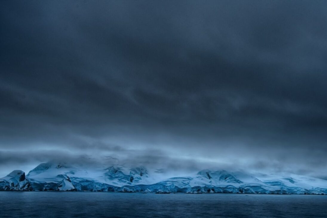 Antártida vê chuva ganhar espaço sobre neve, enfraquecer gelo e pressionar plataformas de gelo no continente polar.